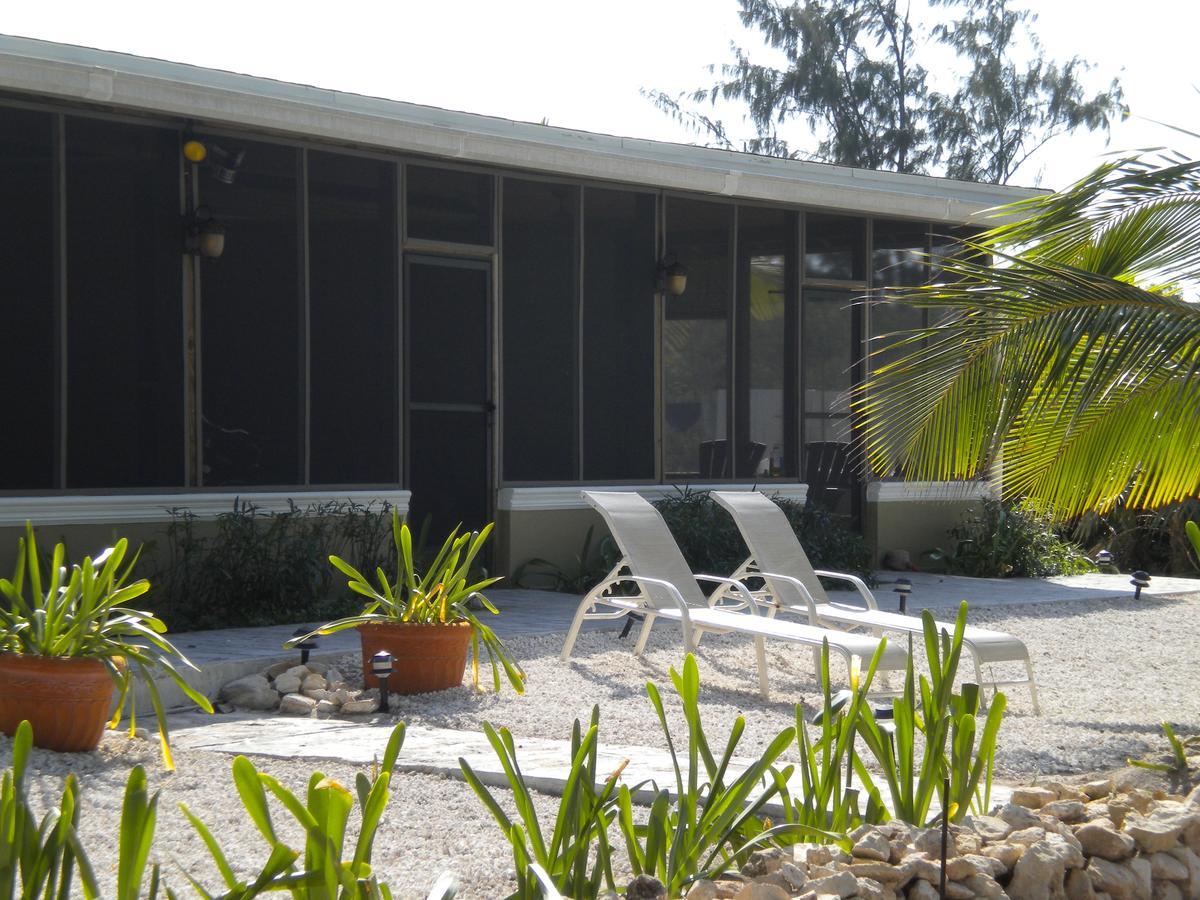 Hollywood Beach Suites Turks And Caicos Whitby Exterior foto